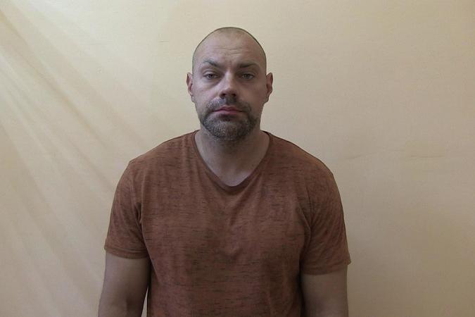  В Екатеринбурге задержали лжеэлектрика, который, угрожая ножом, похищал деньги у пенсионеров - Фото 1