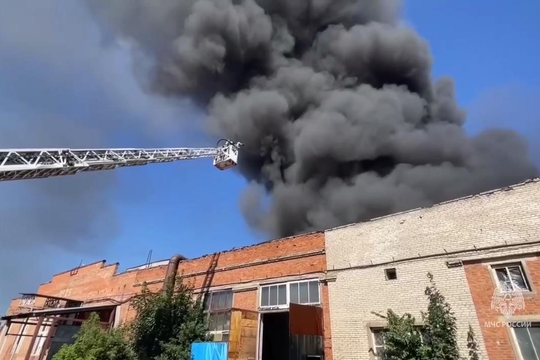 Площадь пожара в цехе в Химках увеличилась до 2000 кв. метров - Фото 1