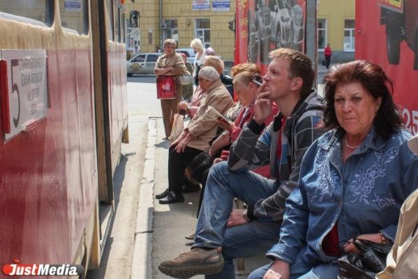 В Екатеринбурге могут запретить курить на остановках и в парках - Фото 1