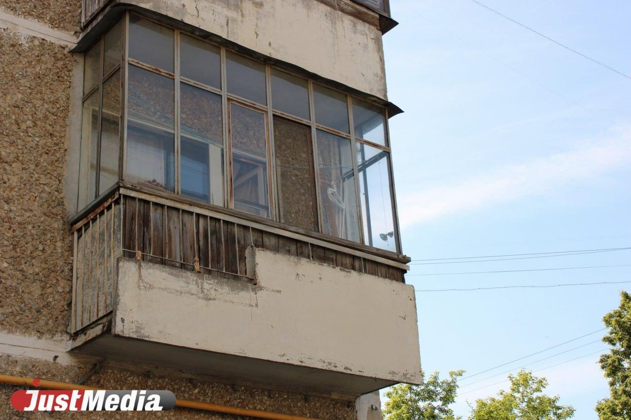 В Москве 4-летний мальчик вылетел из открытого окна пока прыгал на диване - Фото 1