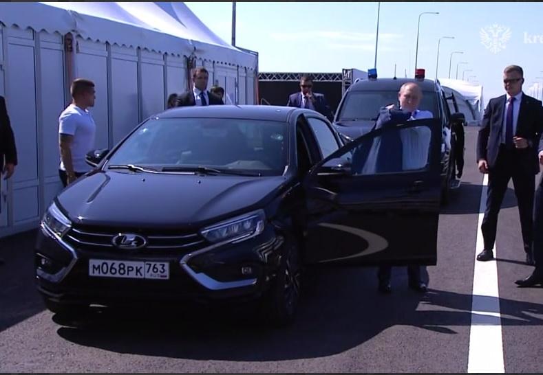 Владимир Путин приехал на открытие трассы «Нева» за рулем Lada Aura - Фото 1