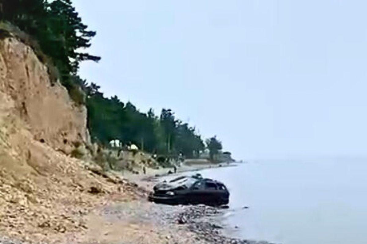 В Иркутской области автомобиль с 6-летним ребенком за рулем рухнул со скалы - Фото 1