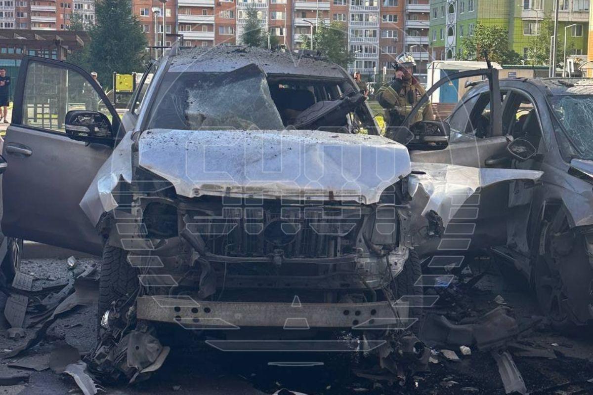 Внутри взорвавшегося в Москве внедорожника находились боец СВО и его жена - Фото 1