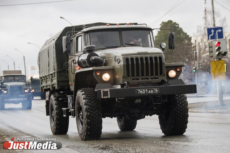 По трассе в сторону Екатеринбурга движется колонна военной техники и вертолеты - Фото 1