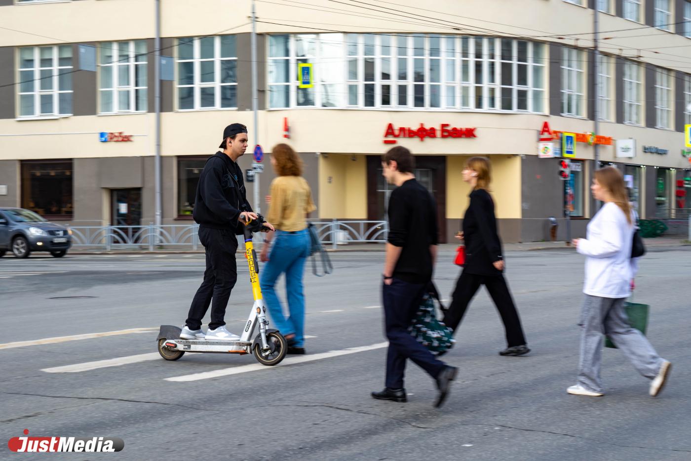 ГИБДД Екатеринбурга в ходе рейда выявила 39 электросамокатчиков, нарушивших ПДД - Фото 1