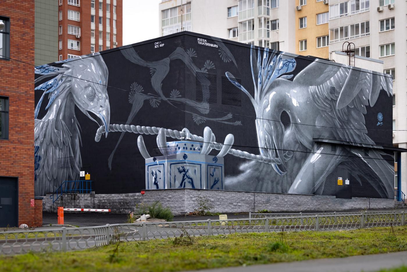 В Екатеринбурге появились огромные фарфоровые птицы - Фото 1