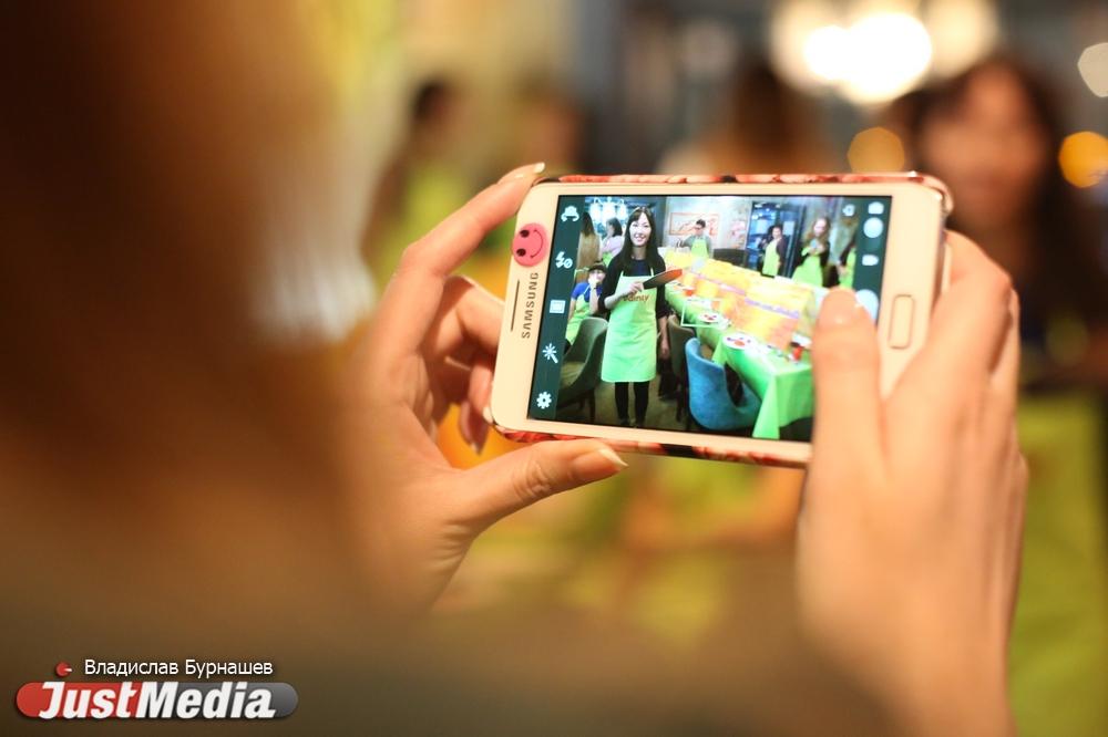 Золотые смартфоны и прозрачные чехлы: связисты раскрыли цветовые пристрастия свердловчан - Фото 1