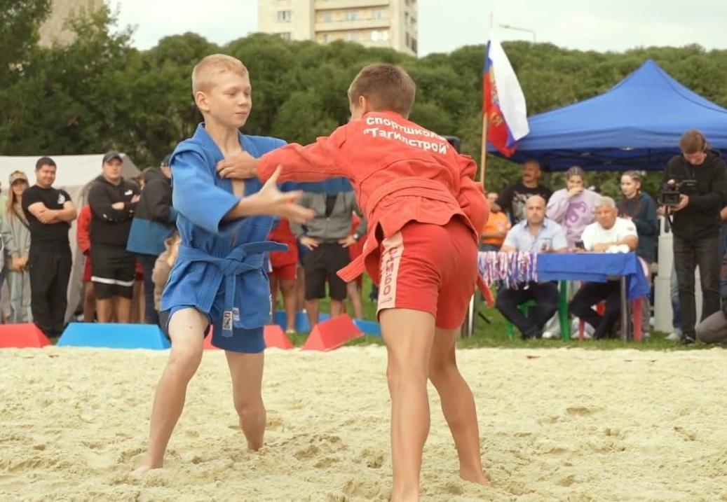 Нижний Тагил отметил День города чемпионат по пляжному самбо - Фото 1