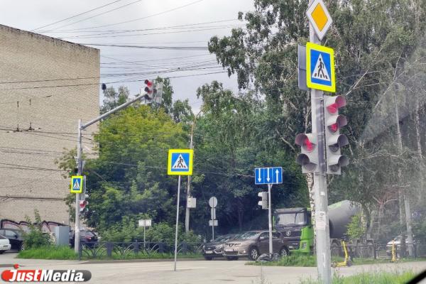 Екатеринбуржцы пожаловались на странную работу светофора на Щорса-Машинной - Фото 1