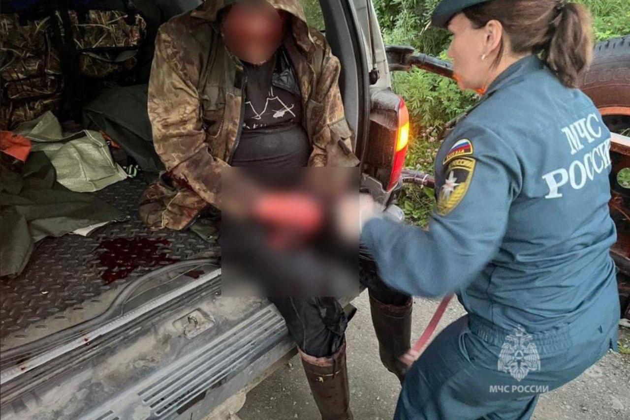 На Камчатке мужчина смог отбиться от напавшего на него медведя - Фото 1