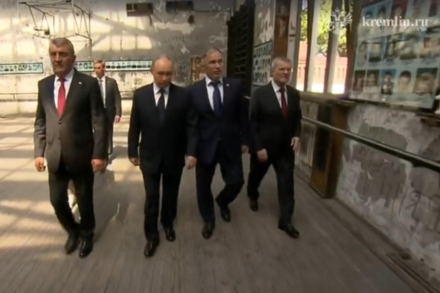 Владимир Путин посетил школу в Беслане, которую в 2004 году захватили террористы - Фото 1