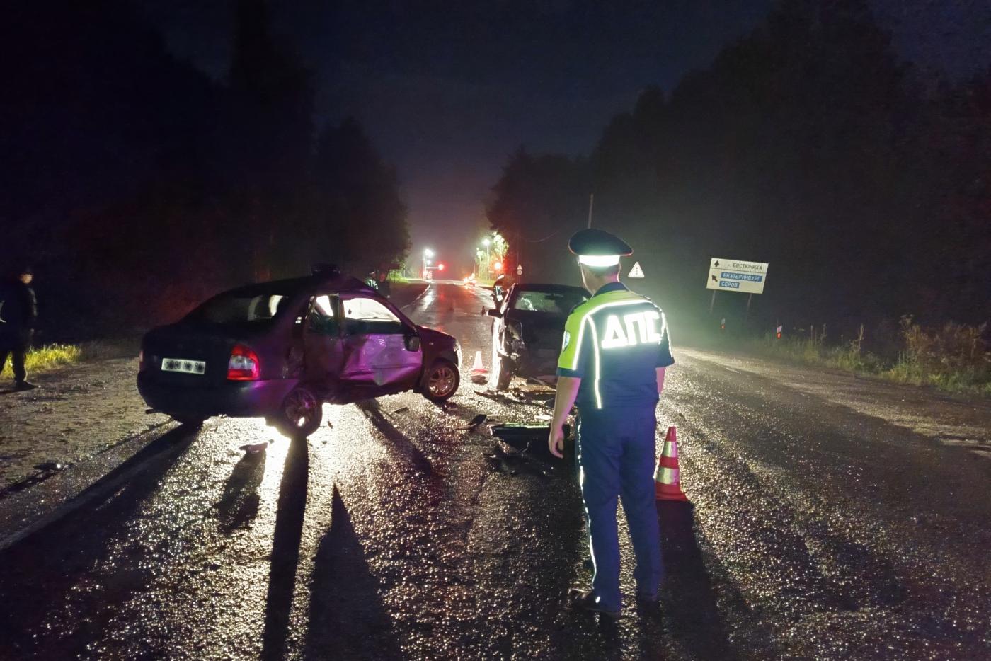 В Нижнем Тагиле в лобовом столкновении легковушек пострадал 21-летний парень и его трехлетний сын  - Фото 1