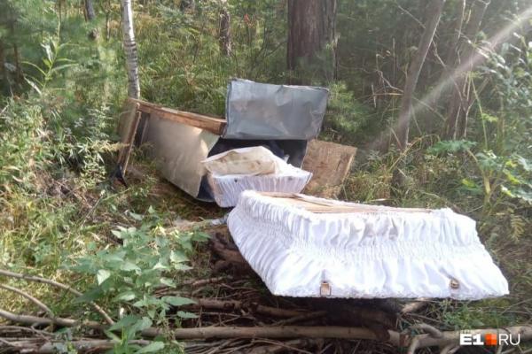 В лесу под Екатеринбургом дачники нашли вскрытый цинковый гроб - Фото 1