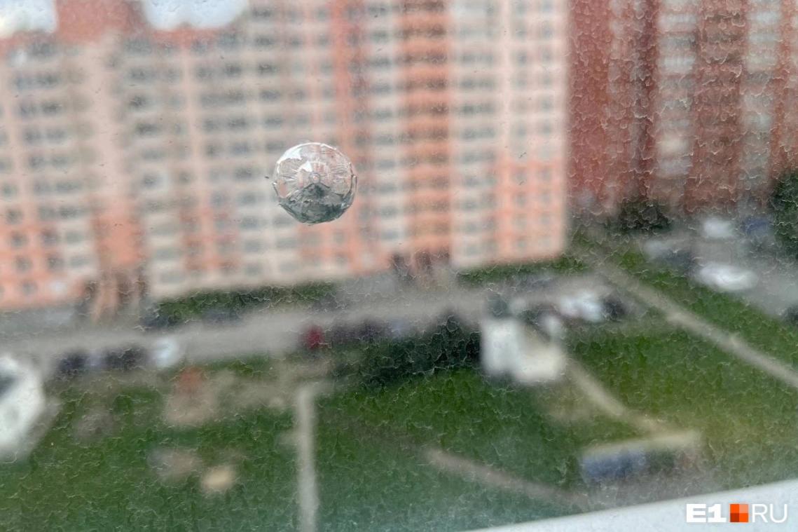 В Екатеринбурге жители многоэтажки пожаловались на то, что их квартиры обстреливают - Фото 1