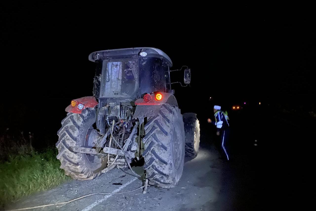 В Свердловской области пьяный водитель «Форда» влетел в трактор и убил 15-летнюю дочь друга - Фото 1