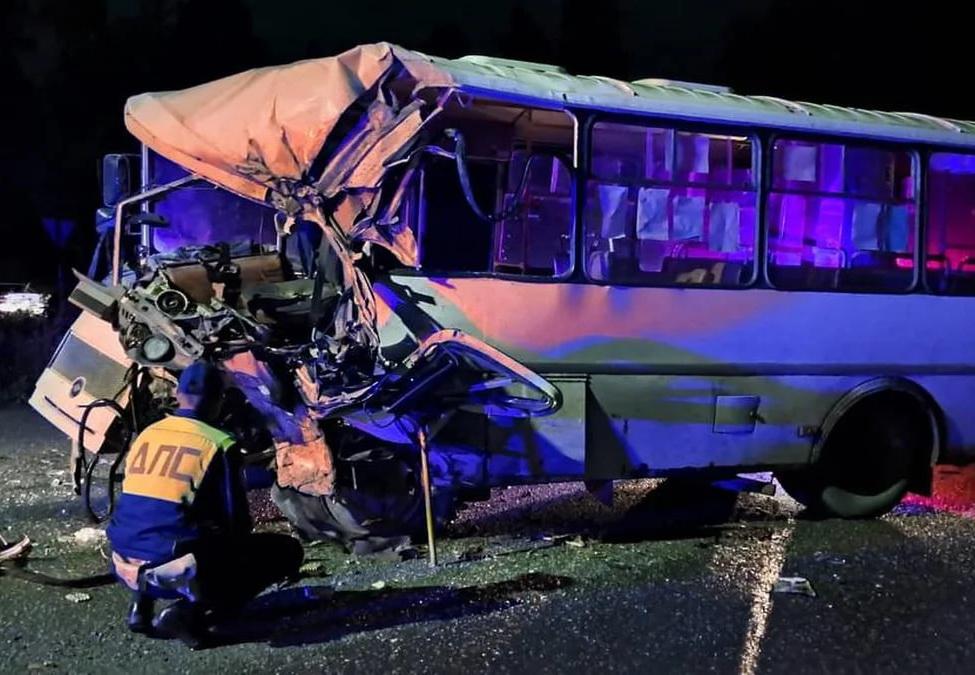 Водитель автобуса пострадал в ДТП с грузовиком в Первоуральске - Фото 1