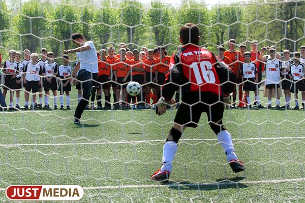 Летом-поле, зимой — каток. В Екатеринбурге открыли три универсальных корта - Фото 1