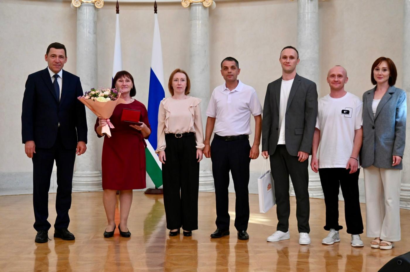 Евгений Куйвашев наградил медалями и орденами многодетные семьи Среднего Урала - Фото 1