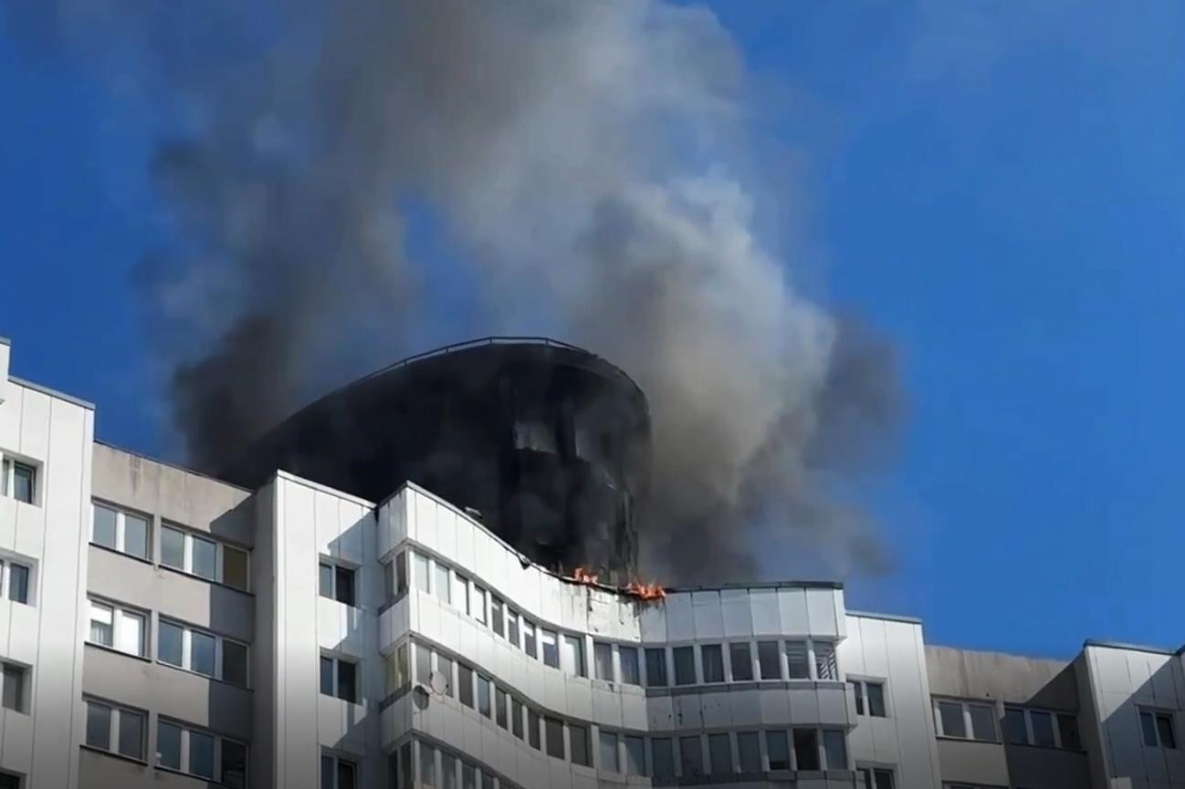 В Калининграде на площади 200 кв. метров горит кровля жилого дома - Фото 1