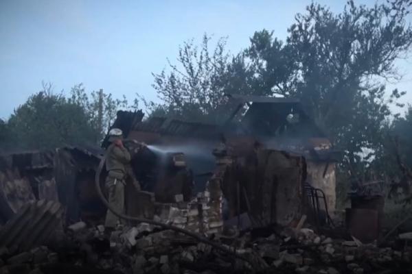 В ЛНР огонь повредил 41 дом, 86 построек и два барака - Фото 1
