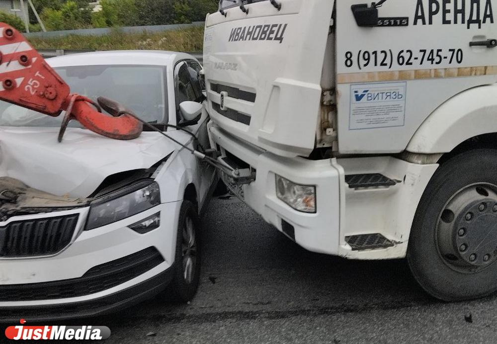 На Кольцовском тракте из-за массового ДТП большая пробка - Фото 1