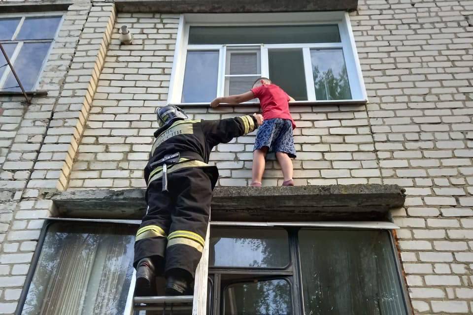 В Курской области спасатели сняли 11-летнего мальчика с оконного козырька  - Фото 1