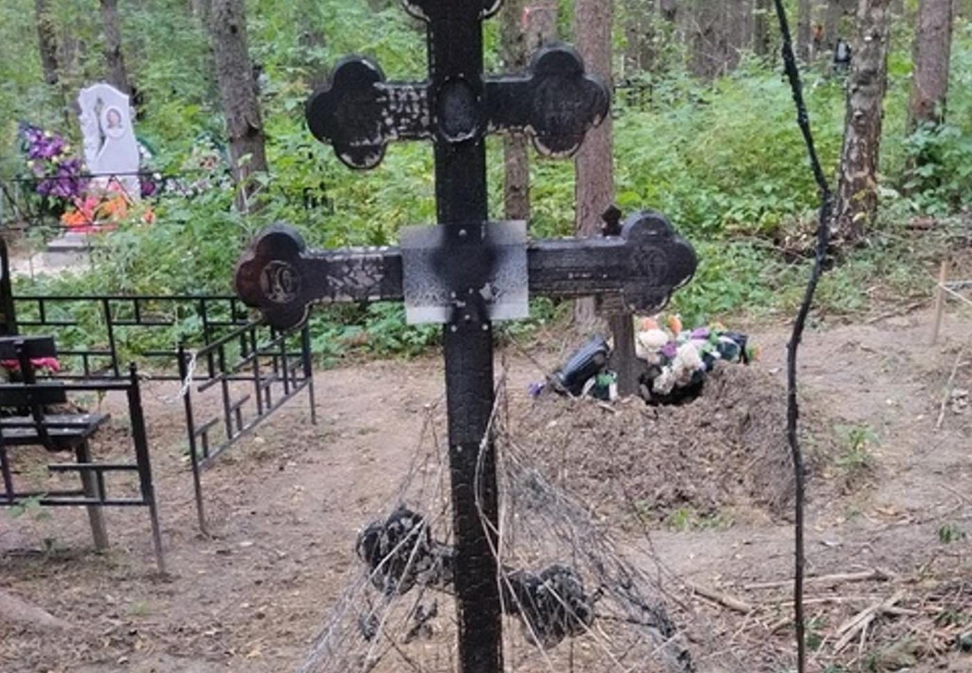 В поселке под Екатеринбургом неизвестные сожгли могилу ветерана СВО - Фото 1