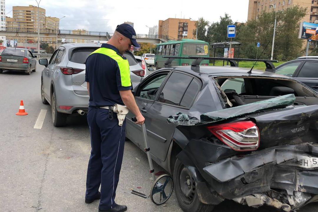 В Екатеринбурге на Токарей произошло массовое ДТП из шести машин - Фото 1