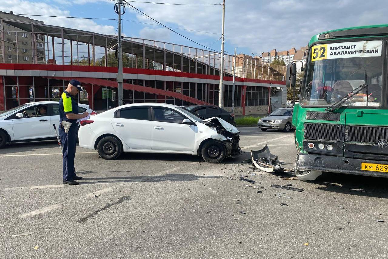 На Вторчермете водитель легковушки протаранил автобус и покалечил двух человек - Фото 1