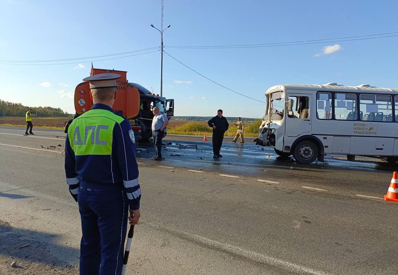 Десять человек пострадали в результате столкновения автобуса и бензовоза под Богдановичем - Фото 1