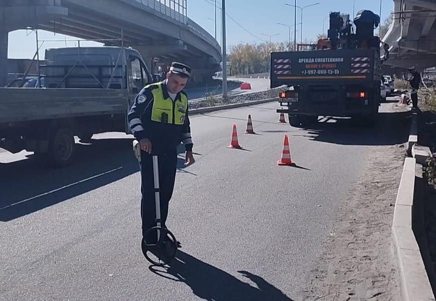 В Екатеринбурге грузовик сбил подростка на перекрестке - Фото 1