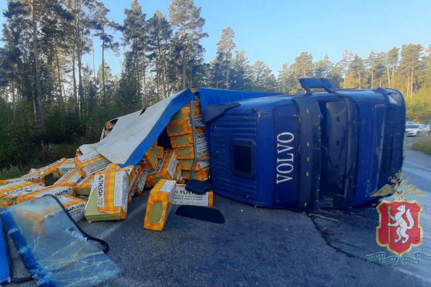 На ЕКАДе перевернулся грузовик «Вольво»  - Фото 1
