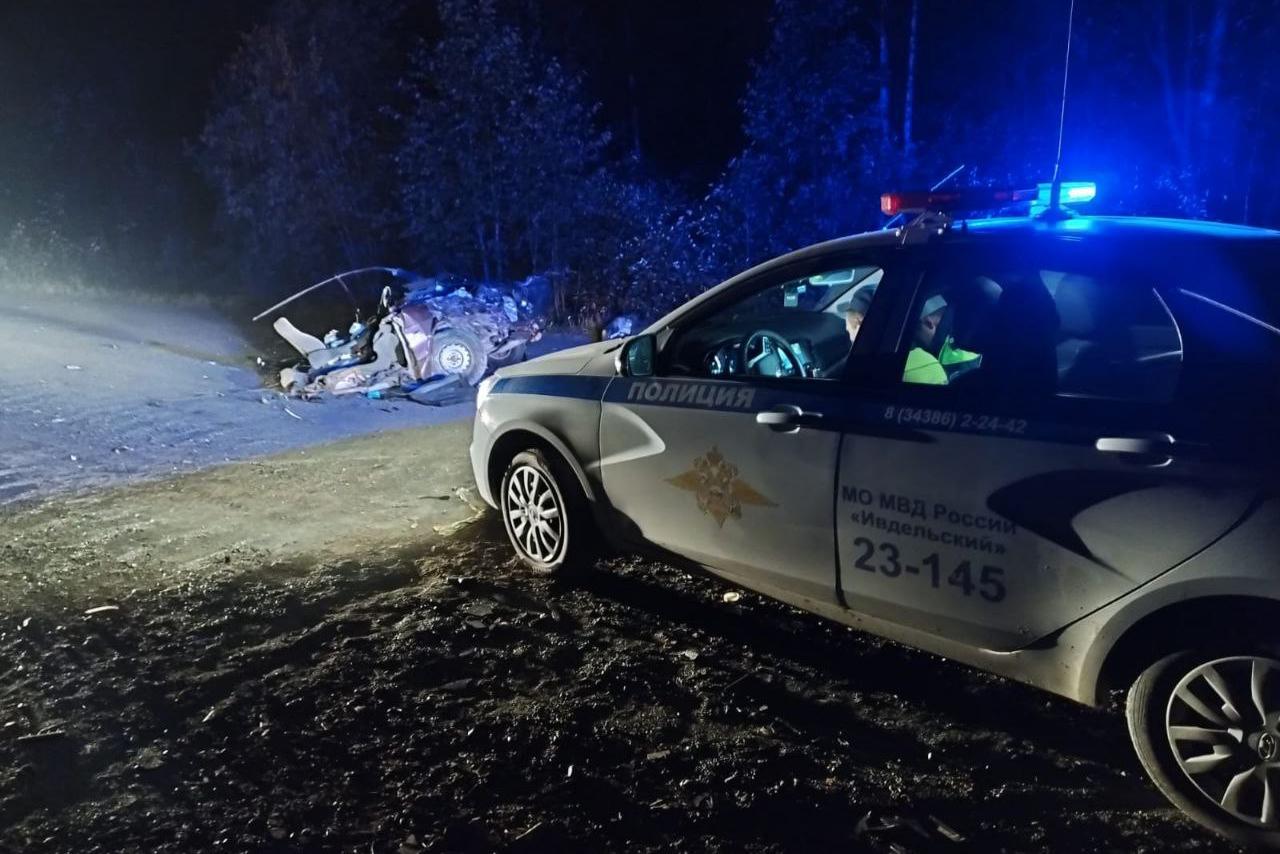 Под Ивделем водитель ВАЗа вылетел на встречку и убил свою жену под колесами кроссовера - Фото 1