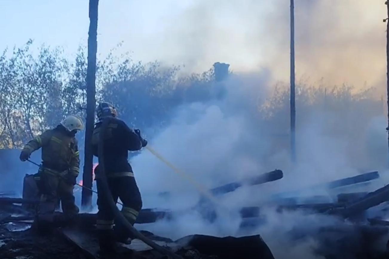В Екатеринбурге на горящем складе на Челюскинцев обрушилась кровля - Фото 1