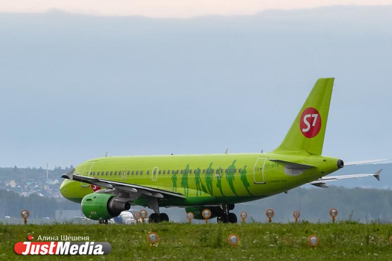 Пассажиров бизнес-класса S7 сняли с рейса за шутку о бомбе в ручной клади - Фото 1