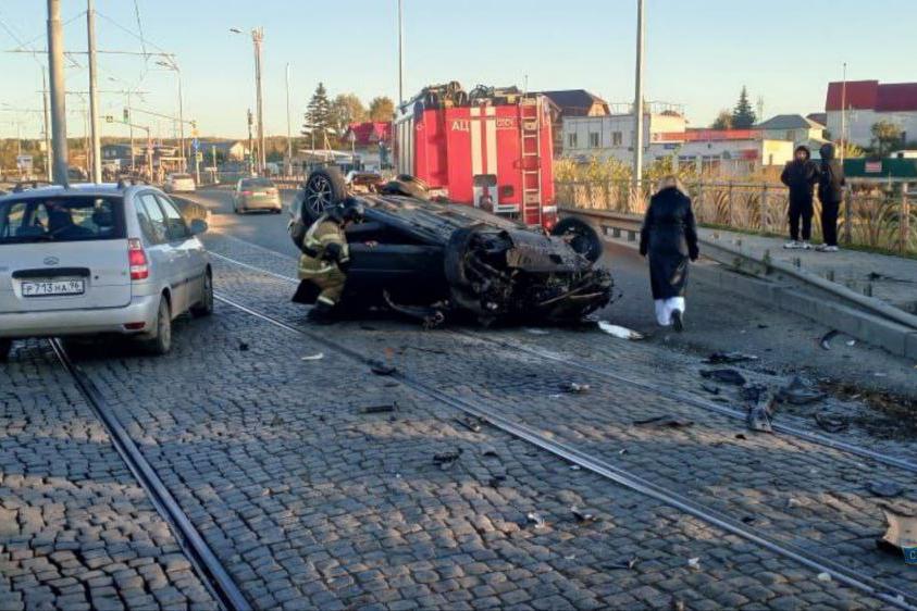В Екатеринбурге перевернулась иномарка с мамой и тремя детьми - Фото 1