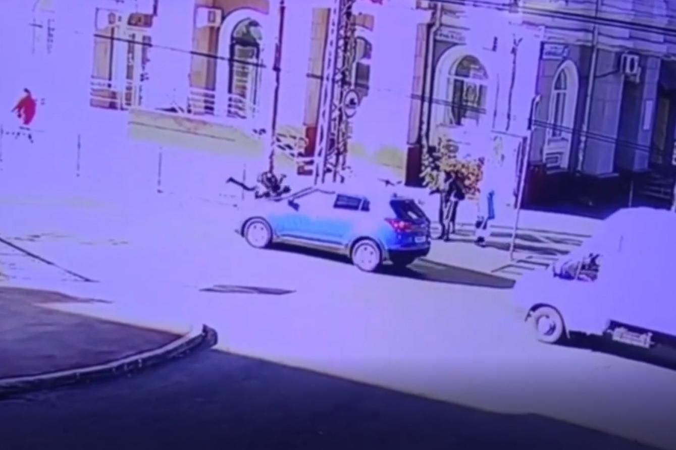 В Екатеринбурге водитель иномарки сбил 11-летнего мальчика, который перебегал на «красный»  - Фото 1