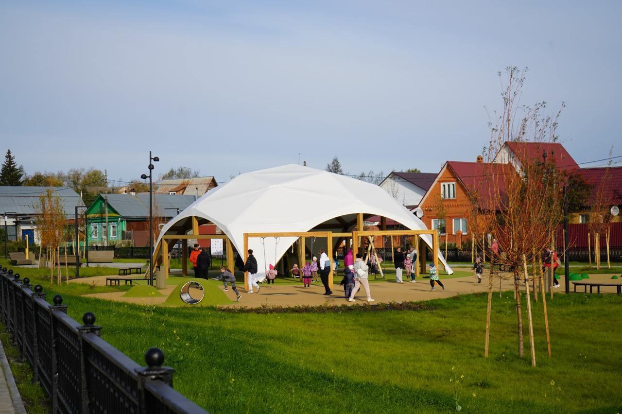 Скейт-парк и амфитеатр на воде: в Сысерти реконструировали парк и аллею  - Фото 1