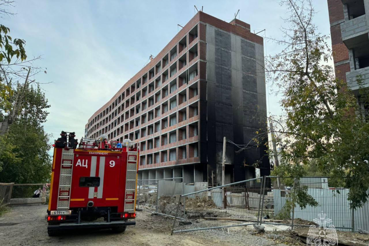  В Екатеринбурге горел утеплитель на стенах строящееся здания на Куйбышева - Фото 1
