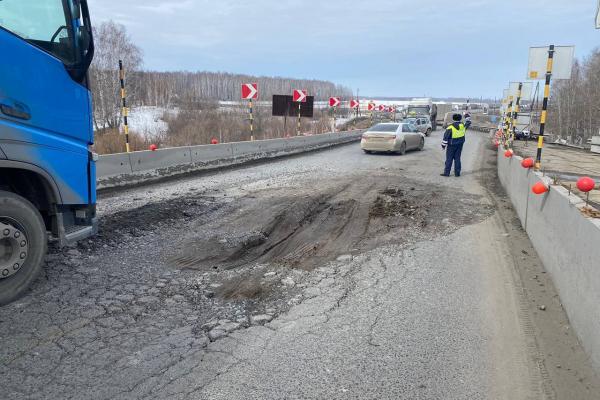 На Тюменском тракте организовали реверс из-за провала асфальта - Фото 1