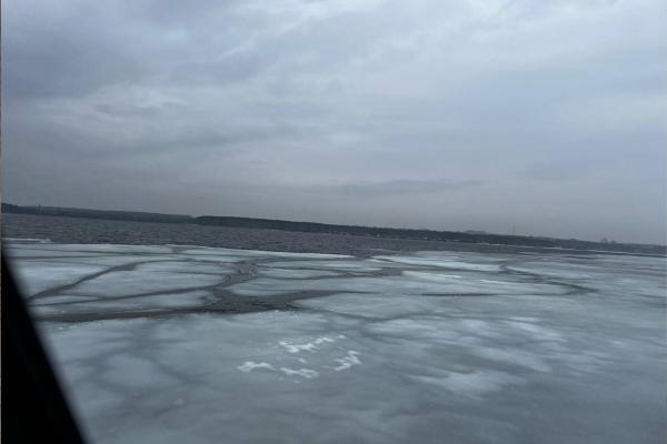 Рыбаки из Екатеринбурга ушли под лед на Белоярском водохранилище - Фото 1