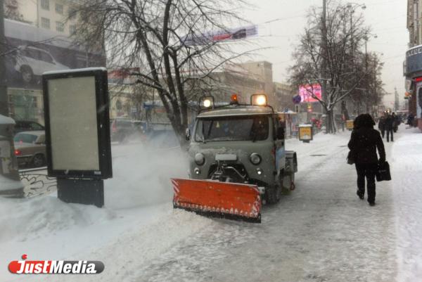 Более 290 спецмашин вышли на борьбу с последствиями мартовского снегопада на Среднем Урале - Фото 1