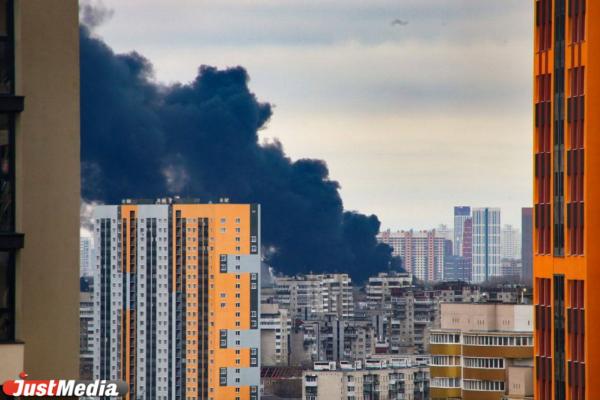  В промзоне Уралмашзавода на площади 4000 кв. метров горит крыша одного из цехов - Фото 1