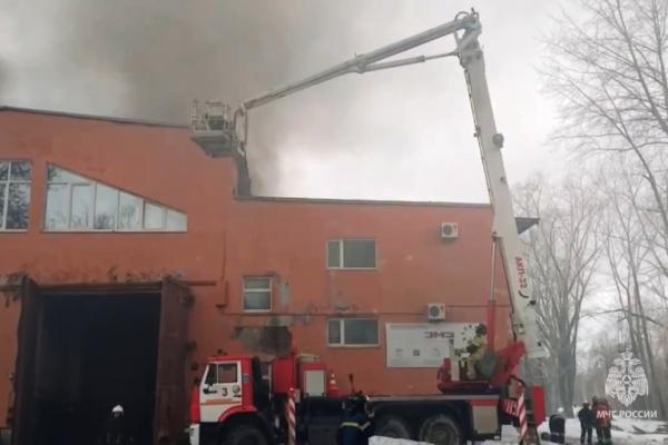 Площадь пожара на ЭнергоТрансСтрое увеличилась до 4500 «квадратов. Обрушилась крыша - Фото 1