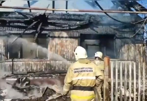 В Свердловском селе при пожаре погибли три человека - Фото 1