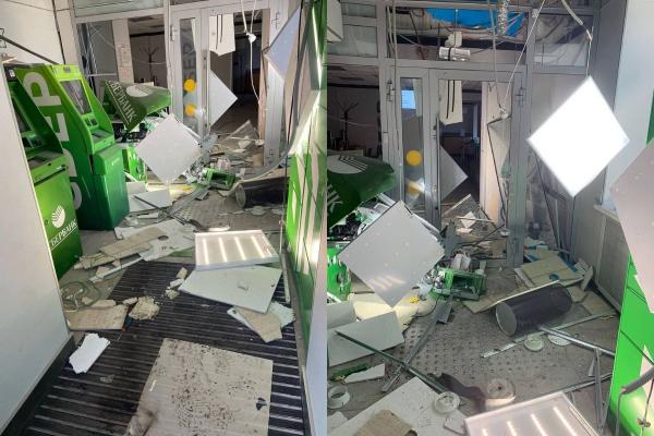 Неизвестный взорвал банкомат в отделении «Сбербанка» в Омске - Фото 1