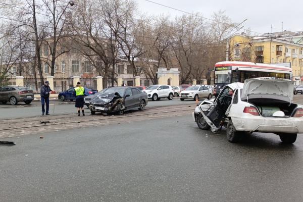 В Нижнем Тагиле развернувшийся, не глядя, водитель угодил в больницу - Фото 1