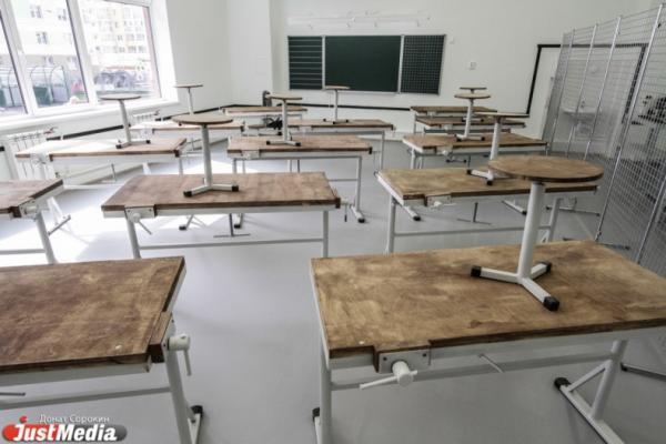 В Екатеринбурге школьная учительница ударила подростка телефоном - Фото 1