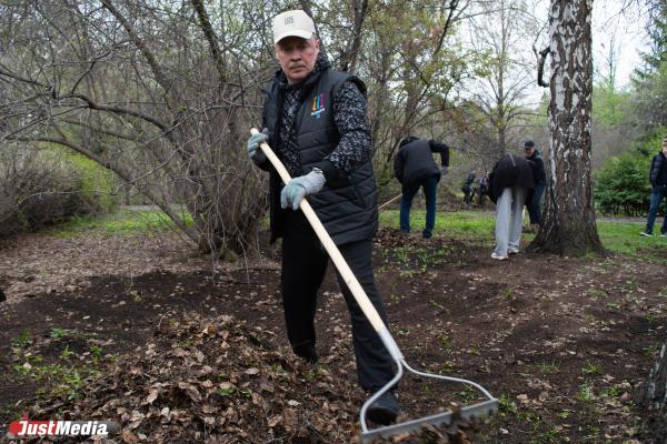 В Екатеринбурге первые лица города взялись за грабли - Фото 1