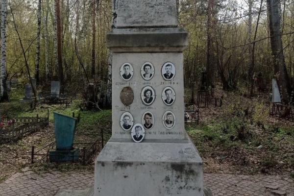 Вандалы осквернили мемориал дятловцев на Михайловском кладбище Екатеринбурга - Фото 1